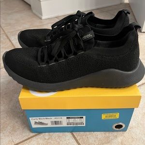 Aetrex Black on black supportive shoes!